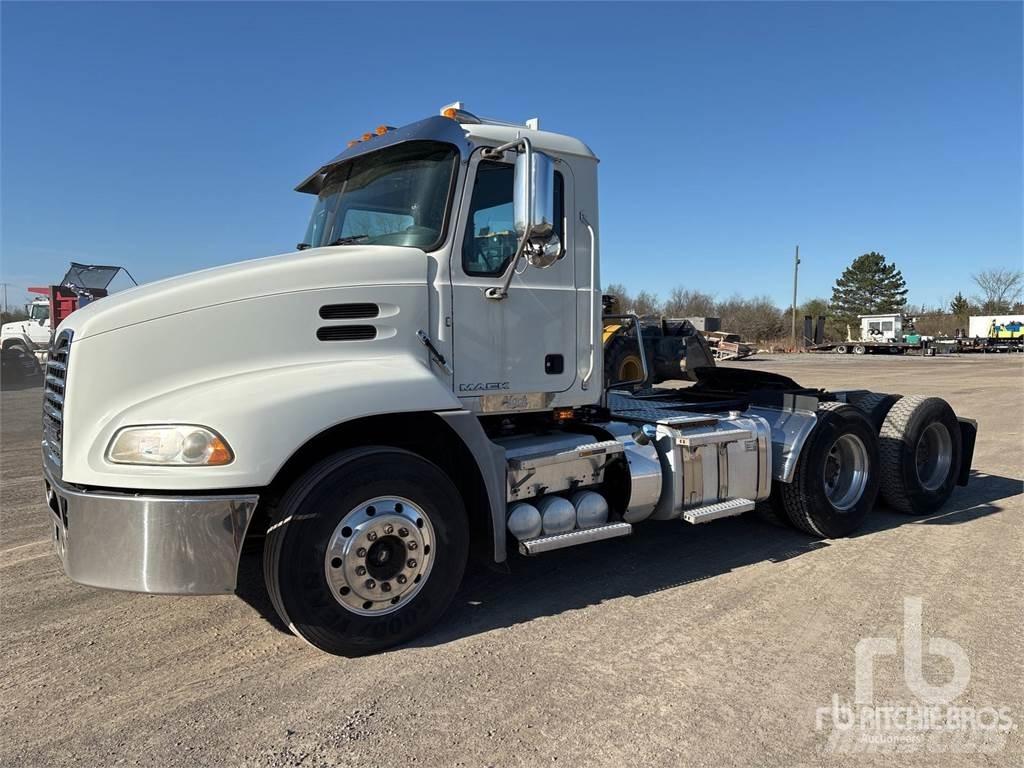 Mack CXU613 Tegljači