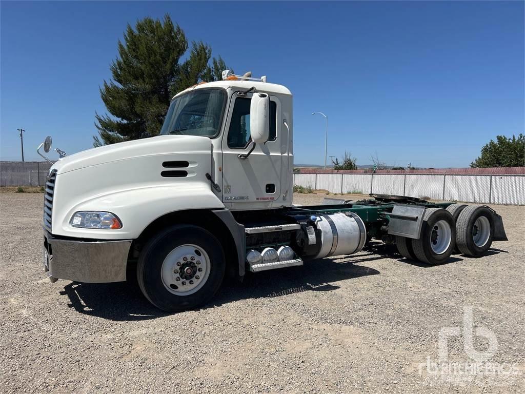 Mack CXU613 Tegljači