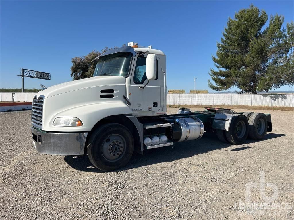 Mack CXU613 Tegljači