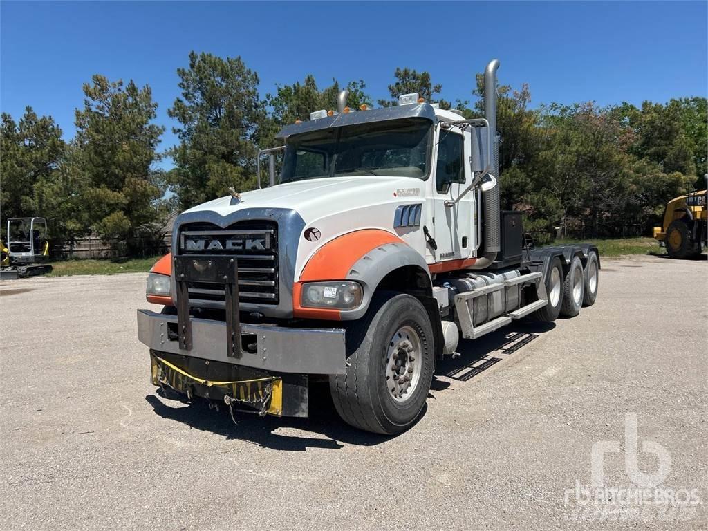 Mack GU713 Kamioni sa ravan platformom / vitlom