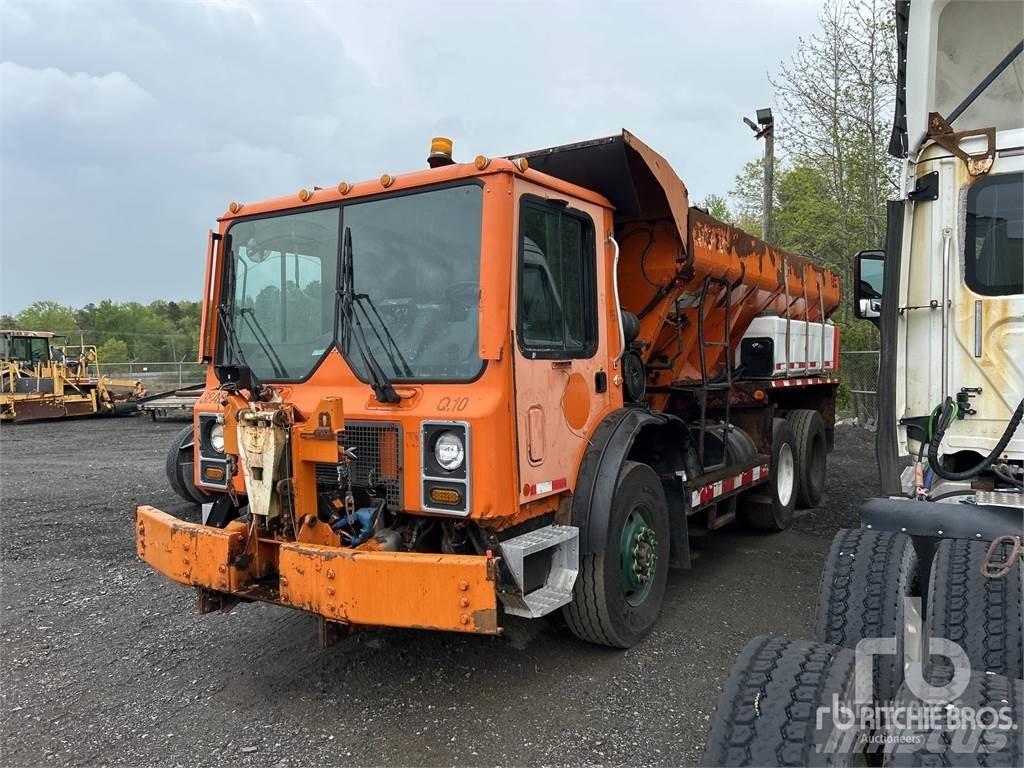 Mack MR688S Posipači soli i peska