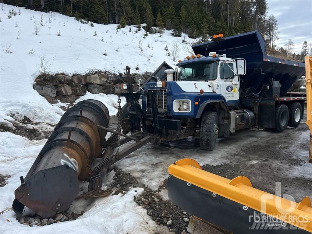 Mack RB688S Snežne daske i plugovi