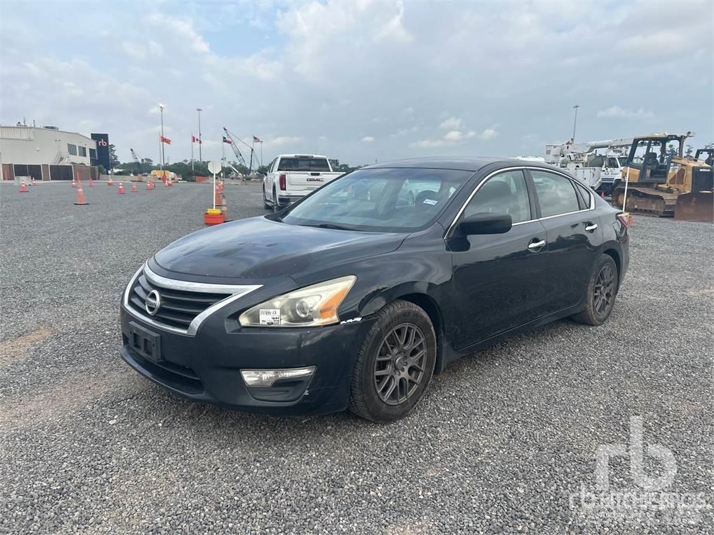 Nissan ALTIMA Automobili