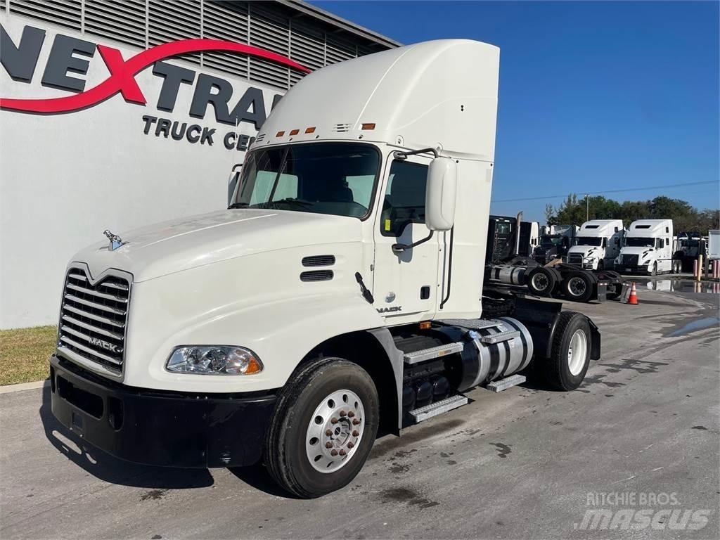 Mack CXU612 Tegljači