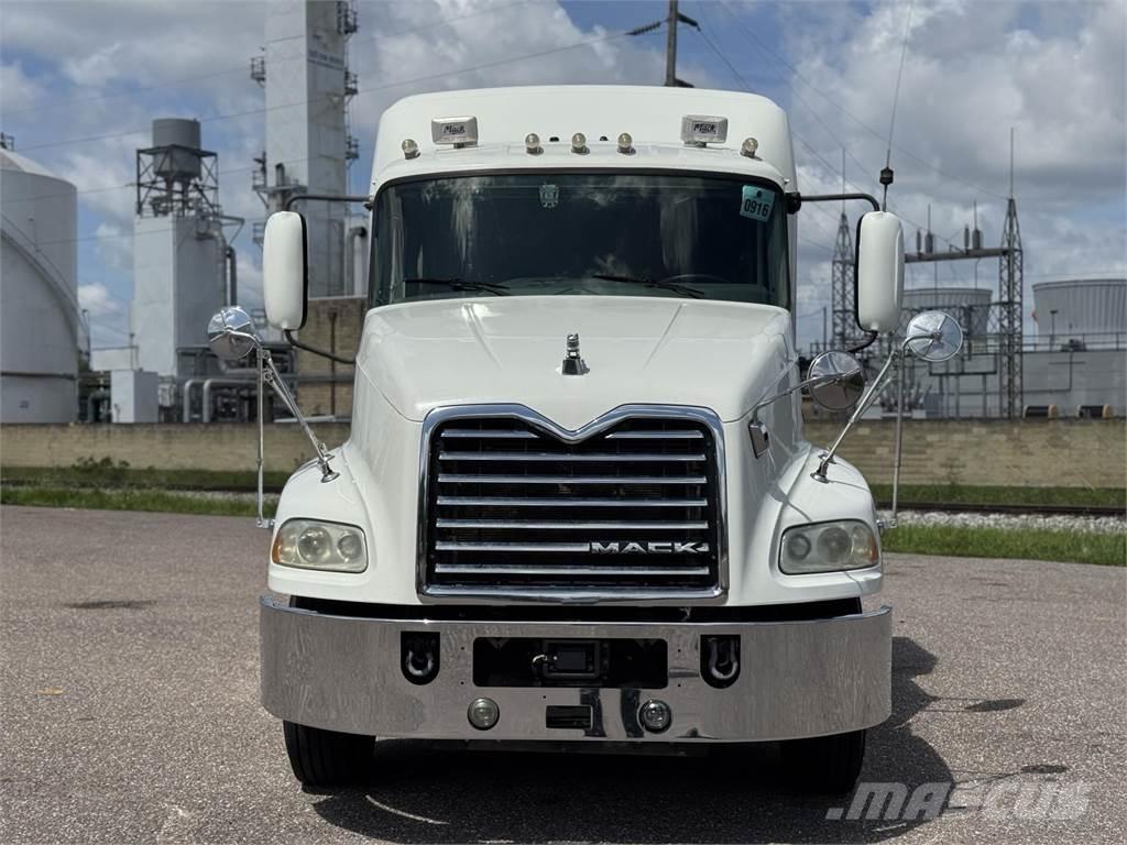 Mack CXU613 Tegljači