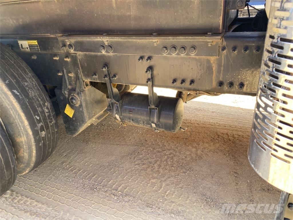 Mack GR64F Kiperi kamioni