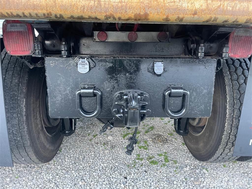 Mack GR64FR Kiperi kamioni