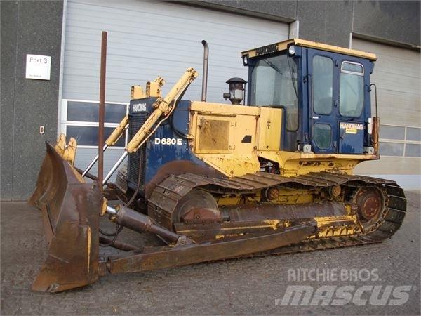 Hanomag D680E Buldožeri guseničari