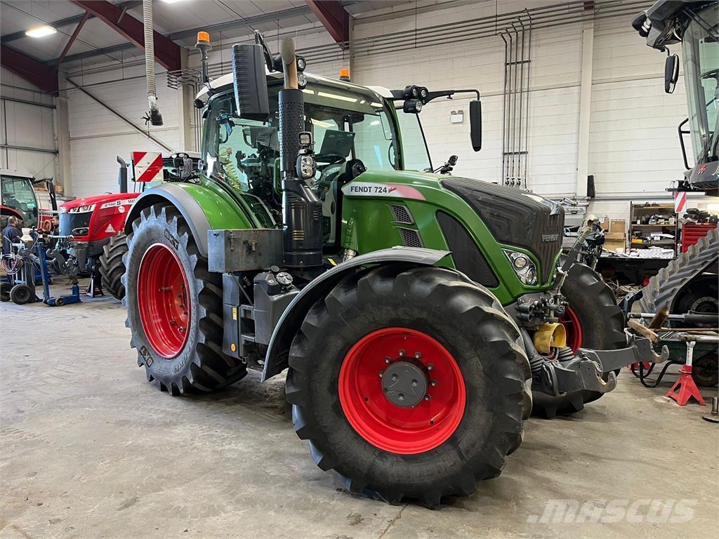 Fendt 724 VARIO S4 Traktori