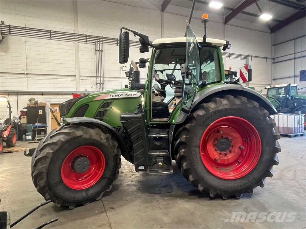 Fendt 724 VARIO S4 Traktori