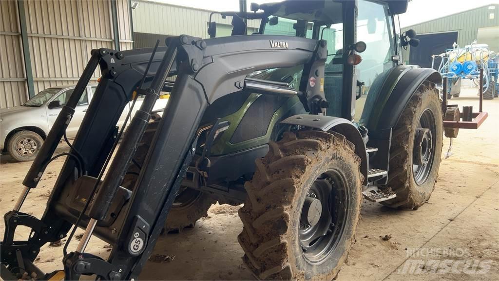 Valtra G135A Traktori