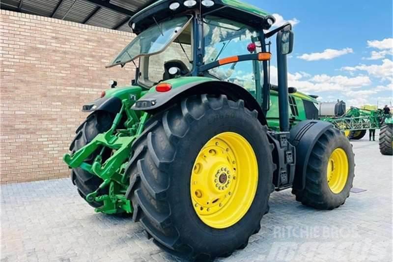 John Deere 7210R Traktori