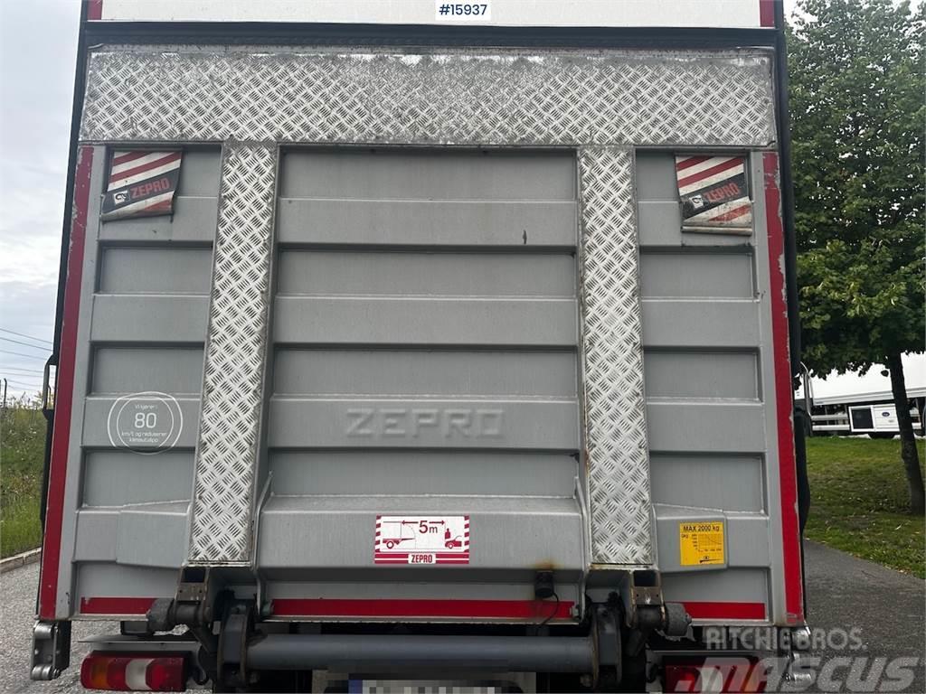 Mercedes-Benz Atego Truck w/ rear lift. Sanduk kamioni