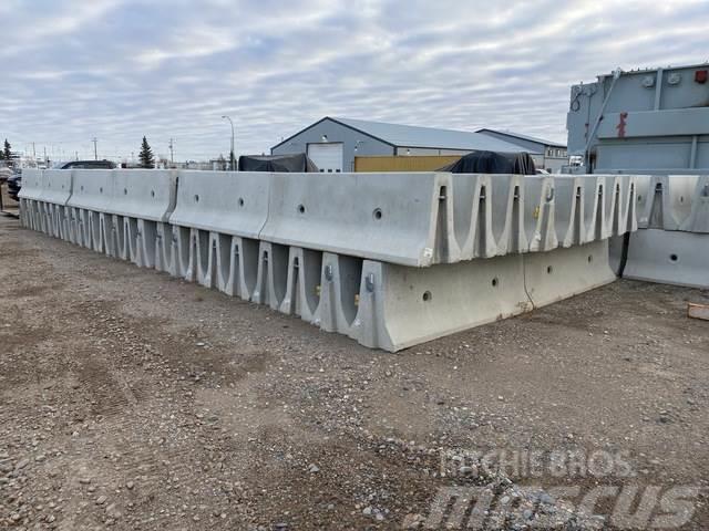  Quantity of (50) Concrete Jersey Barriers Ostalo