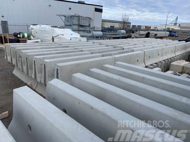  Quantity of (50) Concrete Jersey Barriers Ostalo