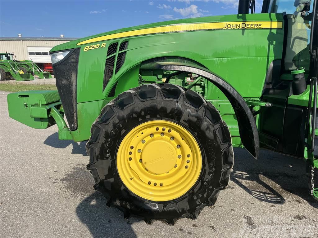 John Deere 8235R Traktori