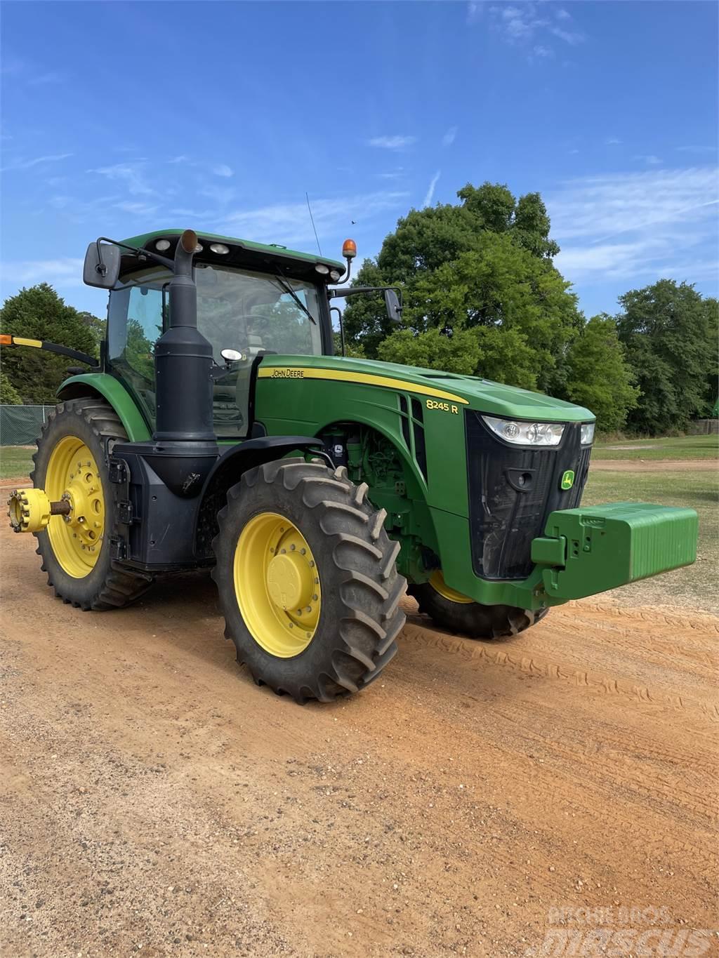 John Deere 8245R Traktori