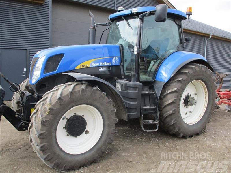 New Holland T7030 med ekstra udstyr Traktori