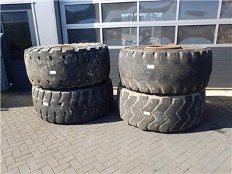 CASE 921C-Michelin 26.5R25-Tire/Reifen/Band