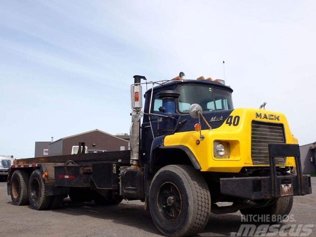 Mack DM690S Rol kiper kamioni sa kukom za podizanje tereta