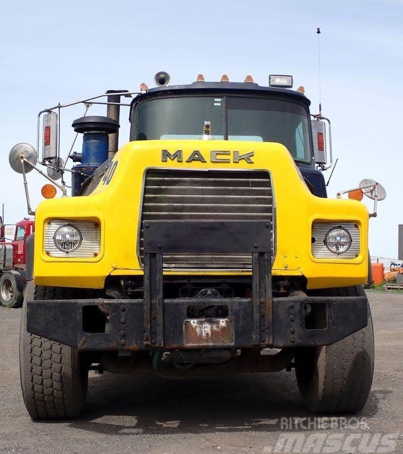 Mack DM690S Rol kiper kamioni sa kukom za podizanje tereta