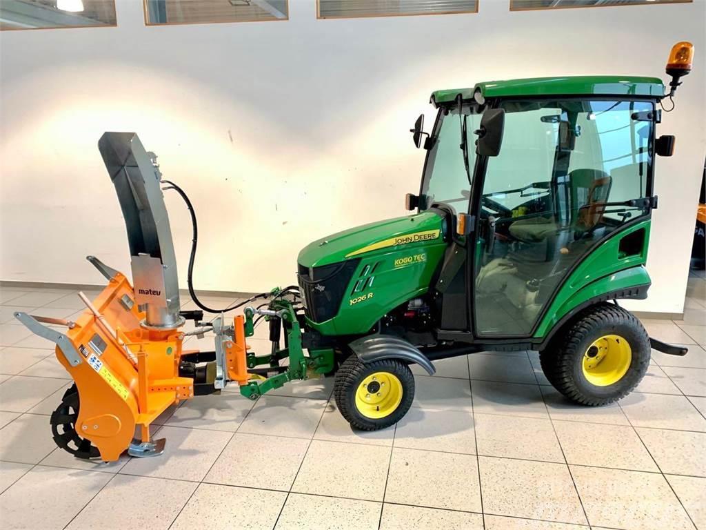 John Deere 1026R mit Matev Schneefräse Manji traktori