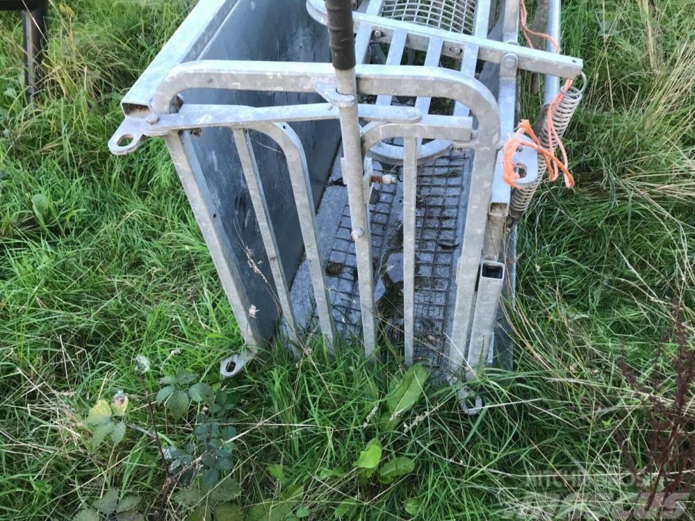  Ironworks sheep turn over crate lightly used Ostale mašine i oprema za stoku