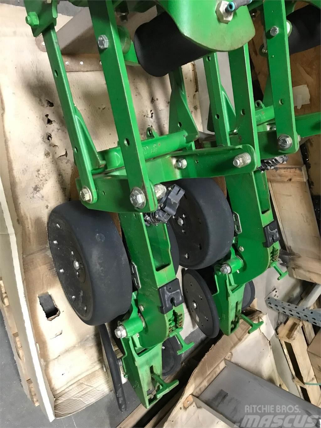 John Deere XP row unit w/ closing wheels Ostale mašine i oprema za setvu i sadnju