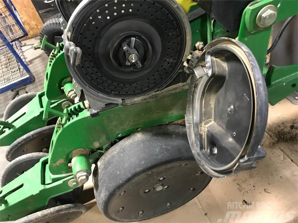 John Deere XP row unit w/ closing wheels & meters Ostale mašine i oprema za setvu i sadnju