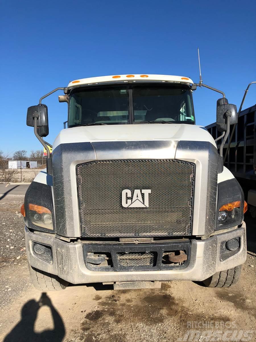CAT CT660 Kiperi kamioni