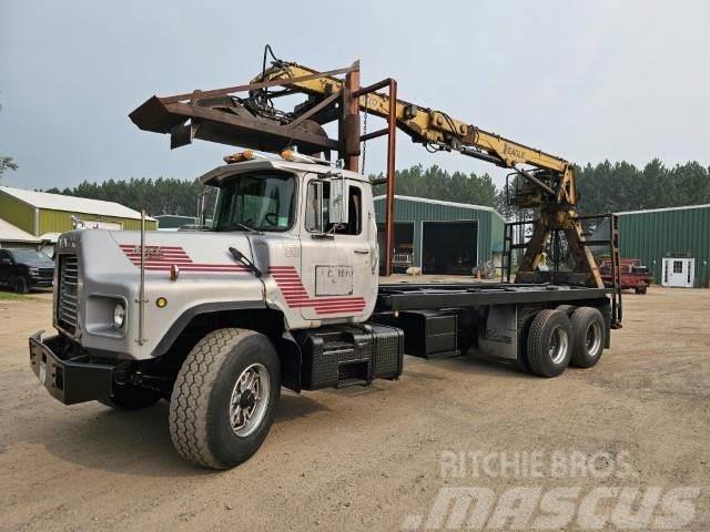 Mack DM690S Kamioni za drva Šticari