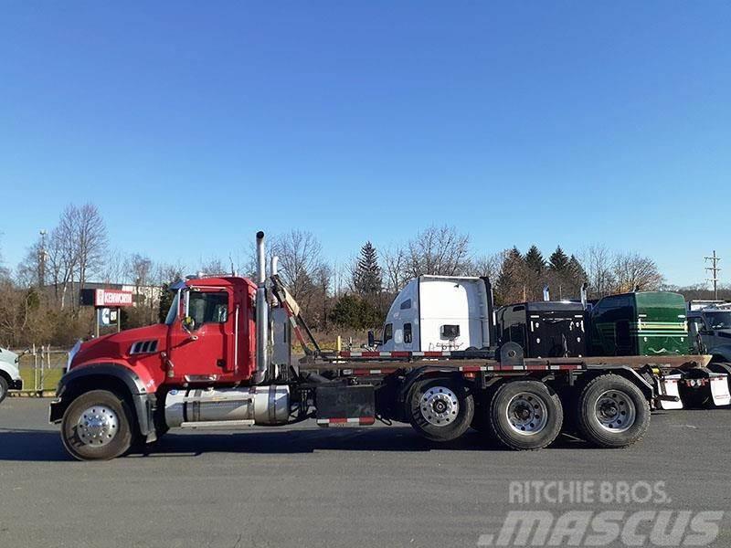 Mack Granite GU713 Rol kiper kamioni sa kukom za podizanje tereta