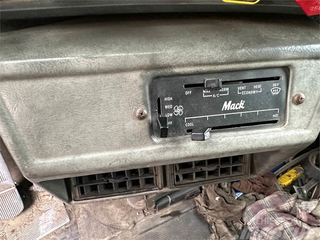 Mack DM690S Kiperi kamioni